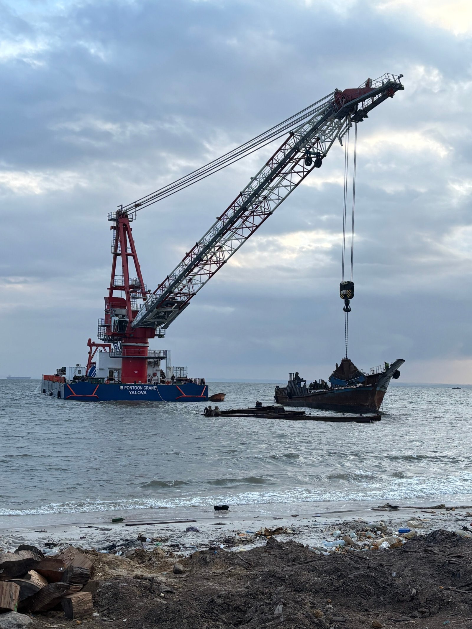 Opération maritime de récupération d'une épave