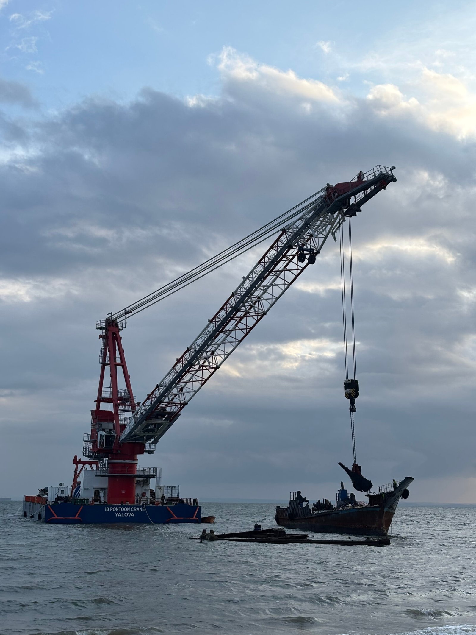 Levage d'une épave en mer